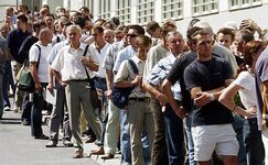 taylor_swift_men_queue_286160230.jpg